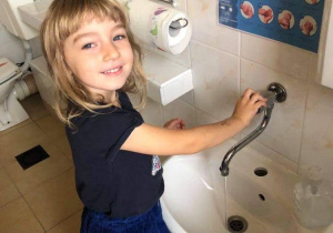 Zuzia w trakcie mycia rąk