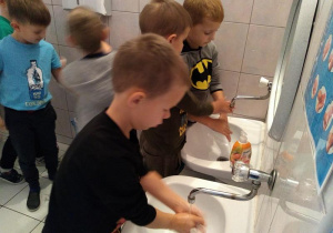 Chłopcy mują ręce.