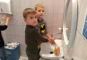 Wojtek i Janek myją ręce.