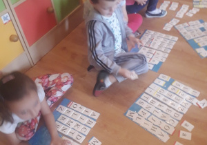 Dzieci układają wyrazy.