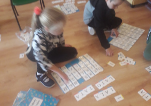 Dzieci układają wyrazy.