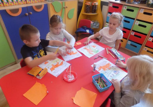 Arthur, Gabrysia, Nadia i Lilianka podczas wykonywania pracy plastycznej.