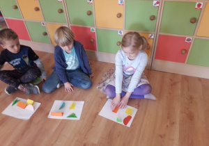 Dzieci składały figury symetryczne.