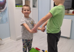 Mateusz i jego brat podczas zabawy "Płotek wokół domu".