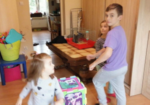 Zosia i jej rodzeństwo podczas zabawy "Płotek wokół domu".