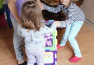 Zosia i jej rodzeństwo podczas zabawy "Płotek wokół domu".