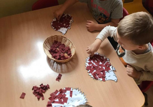 Mateusz, Jaś i Adaś wyklejają swoje jeżyki.