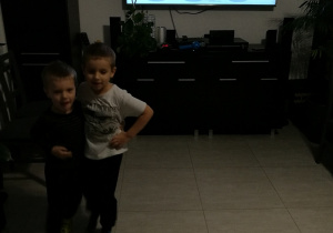 Wojtek z Szymkiem uczą się tańczyć krakowiaka.