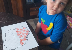 Zosia prezentuje swoją mapę Polski w barwach narodowych.