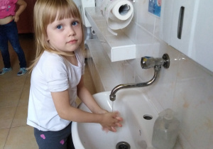 Zosia R. już wie jak prawidłowo należy myć ręce