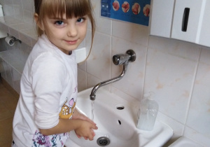 Hania J. już wie jak prawidłowo należy myć ręce