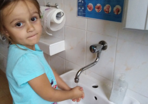 Nina już wie jak prawidłowo należy myć ręce
