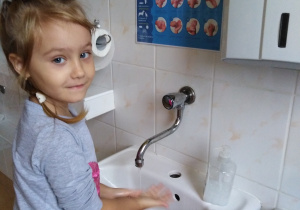 Julka już wie jak prawidłowo należy myć ręce