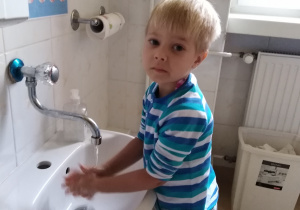 Marcel już wie jak prawidłowo należy myć ręce