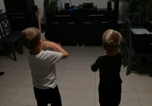 Szymon z bratem tańczą i śpiewają.