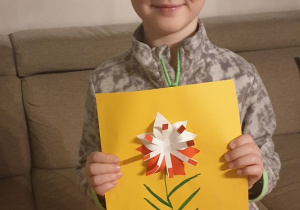 Szymon prezentuje biało- czerowny kwiatek.
