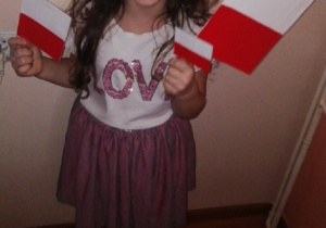 Nadia z wykonanymi flagami Polski.