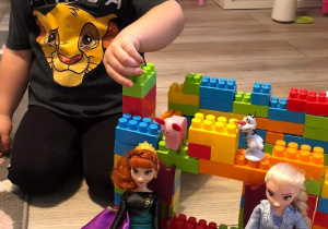 Hania pokazuje piękny domek dla lalek,który zbudowała z klocków Lego Duplo.