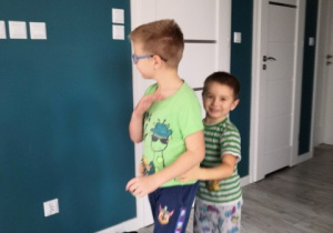 Mateusz wraz z bratem wykonują ćwiczenie „Odwiedziny u Warszawskiej Syrenki”.