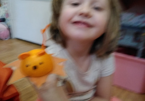 Małgosia prezentuje swoją "Pomarańczową myszkę"