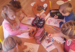 Dzieci rozwiazują zadania matematyczne i kolorują rodzinkę misiów wg. kodu
