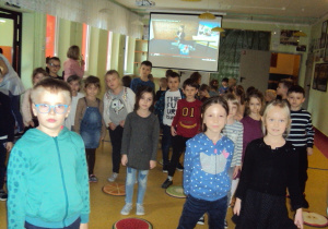 Dzieci oglądają program edukacyjny z okazji "Dnia Pluszowego Misia"