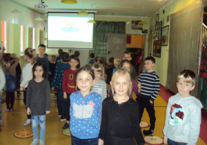 Dzieci oglądają program edukacyjny z okazji "Dnia Pluszowego Misia"