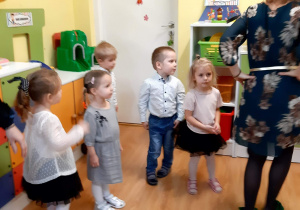 Nela,Basia,Idalia,Kubuś i Piotruś podczas tańca przy piosence-"Maszerują dzieci drogą".