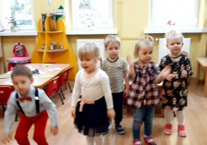 Gabrysia,Lenka,Laura,Basia,Tomek i Filip podczas pląsu"Pięta-kciuk".