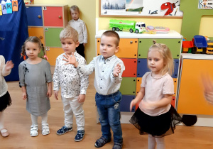 Basia,Idalia,Nela,Jacek,Tymek,Piotrek i Kuba w trakcie zabawy z elementami tańca.