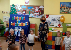 Basia,Laura,Lenka,Nela,Gabrysia,Tomek,Piotrek,Filip i Tymek oraz p.Kasia i p.Magda podczas zabawy ruchowej.