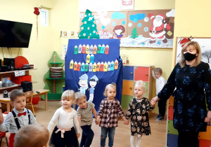 Idalia,Laura,Lenka,Gabrysia,Tomek,Filip,Jacek oraz p.Agata i p.Kasia podczas wspólnej zabawy.