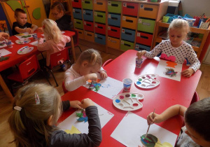 Marysia, Kornelia, Nadia i Piotrek wykonują pracę plastyczną.