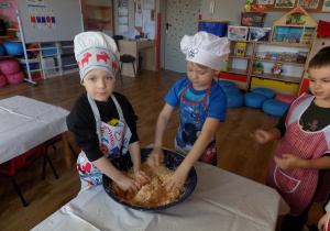 Tymek i Hubert ugniatają kapustę.