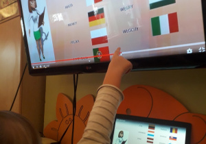 Basia pokazuje flagę Włoch.