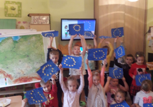Prace plastyczne dzieci - flagi Unii Europejskiej.
