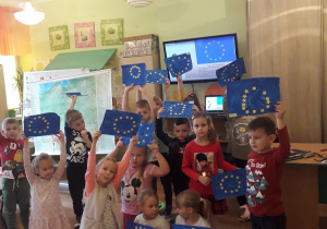 Prace plastyczne dzieci - flagi Unii Europejskiej.
