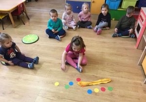 Żuczki podczas zajęć z figurami geometrycznymi.