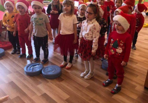 Dzieci z grupy "Elfy" w oczekiwaniu na Świętego Mikołaja.