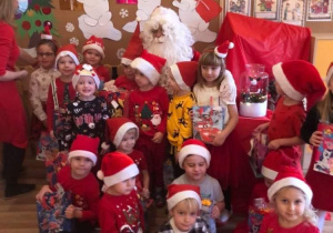 Dzieci z grupy Elfy ze Świętym Mikołajem.