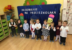 Dzieci klaszczą śpiewając piosenkę "Jestem sobie przedszkolaczek".