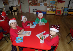 Nadia, Klara, Hubert i Róża malują mikołaje.