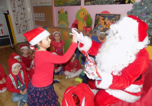 Nadia przybija "piątkę" z Mikołajem.