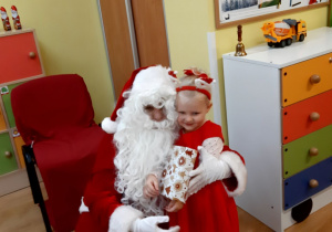 Laura zadowolona po otrzymaniu prezentu od Świętego Mikołaja.