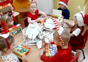 Dzieci podczas rozpakowywania prezentów.