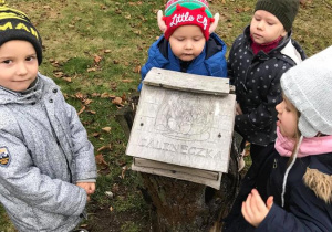 Mateusz, Adam, Nikola i Zosia w ogrodzie przedszkolnym.