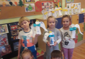 Dzieci pokazują swoje aniołki.