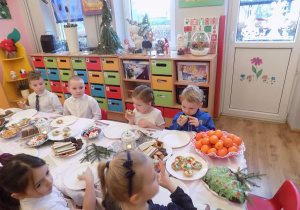 Eryk, Arthur, Róża i Hubert podczas "wigilii" w grupie Pszczółki.