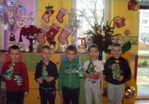 Kuba, Piotr, Adam, Bartek i Tomek z "Choinkami".