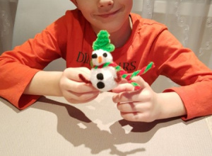 Zajęcia plastyczne z cyklu "Razem z Rodzicami w domu"- "Ozdoby na święta Bożego Narodzenia"